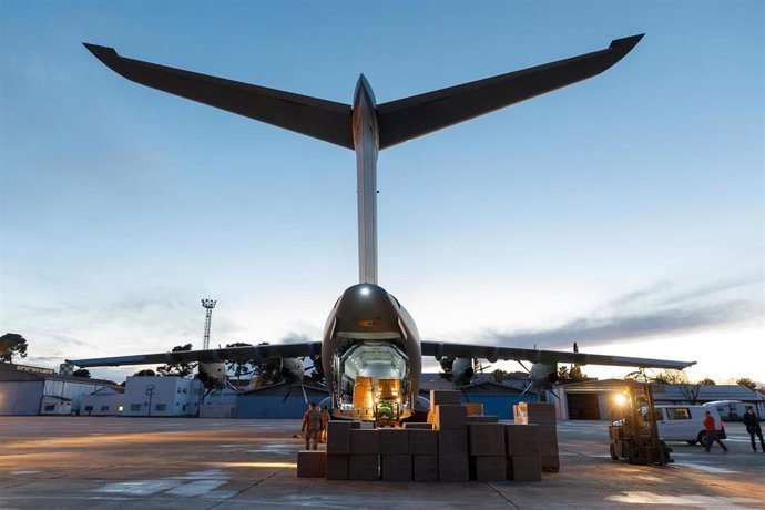 Descarga de la carga en las instalaciones de Airbus Getafe en Madrid, España.